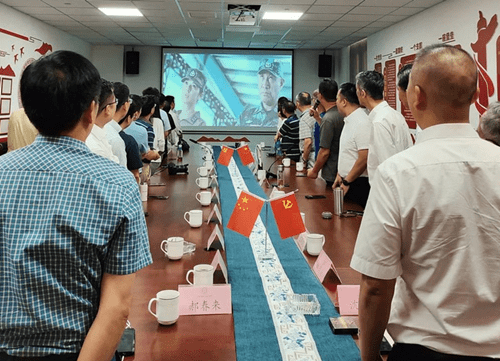 黨員起立，齊唱軍歌《咱當(dāng)兵的人》